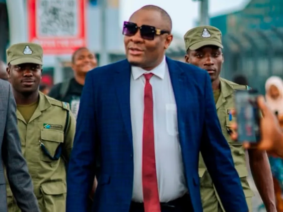 Baba Levo akiwasili tukio la umma akisindikizwa
